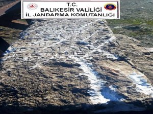 Balıkesir’de antik mezar taşı ele geçirildi