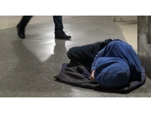 Taksim metrosunda uyuyan çocuk yürekleri sızlattı