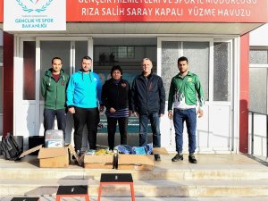 Geleceğin yüzücülerine ekipman desteği