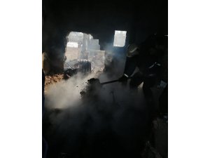 Erciş’te odunluk ve kiler yangını