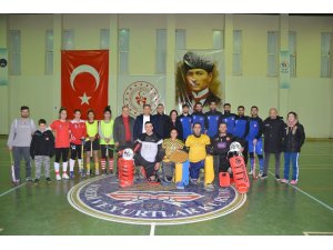 Avrupa şampiyonu hokey takımına baklavalı uğurlama