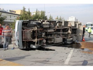 Tekeri çıkan kamyon yan yattı