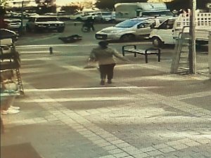 Kasksız motosiklet sürücüsü ölümden döndü