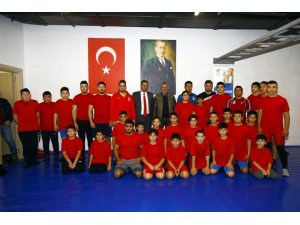 Genç güreşçiler madalyalarla turnuvaya damga vurdu