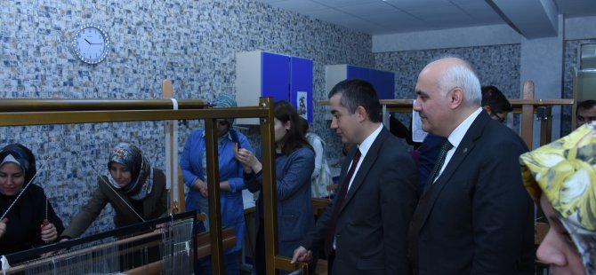 Kızılcahamam Halk Eğitim Merkezinde kumaş kilim dokuma atölyesi açıldı