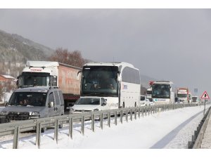 Bolu’da, kar yağışı nedeniyle yaşanan kazalar D-100 kara yolunu kapattı