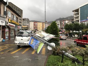 Giresun'da aydınlatma direği, şiddetli rüzgar sonucu kamyonetin üzerine devrildi