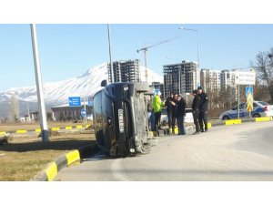 Isparta’da virajı alamayan otomobil yan yattı: 2 yaralı