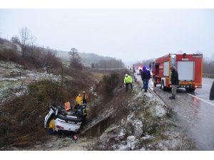 Sinop’ta karda kayan otomobil şarampole yuvarlandı: 2 yaralı