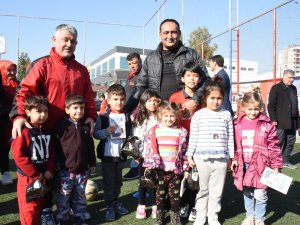 Yılmaz, minik sporcuları antrenmanlarında ziyaret etti