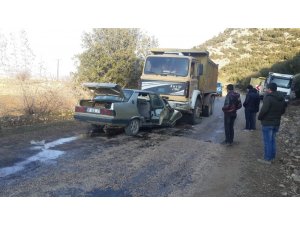 Kamyon ile otomobil çarpıştı: 4 yaralı