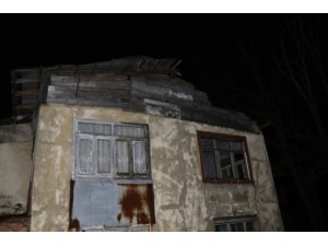 Zonguldak’ta etkili olan fırtına evin çatısını uçurdu