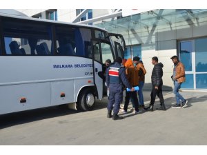 Yaya halinde 8 kaçak göçmen yakalandı
