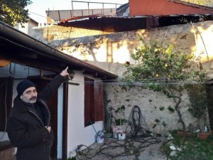 Adana’da fırtına çatıları uçurdu
