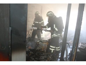 Rüzgarın etkisiyle büyüyen ev yangını güçlükle kontrol altına alındı