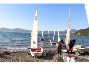 Minik yelkenciler sömestr tatilini kampta geçiriyor yapıyor