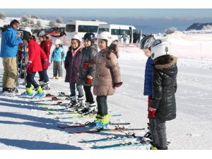 ’Antrenörüm Okulda’ projesi ile öğrenciler ücretsiz olarak kayak öğreniyor