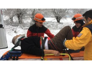 Bolu’da, buzlanma nedeniyle devrilen kamyonun sürücüsü yaralandı