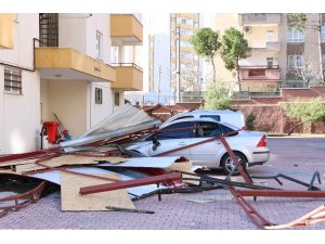 Kahramanmaraş’ta şiddetli rüzgar çatıları uçurdu, ağaçları yerinden söktü