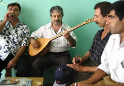 Çaycı ozan: Bizi kandıranlar var