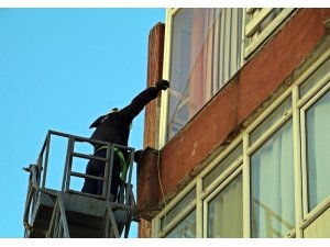 Rüzgardan kırılıp kaldırıma düşen cam kırıkları esnaf ve vatandaşları korkuttu