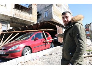Kahramanmaraş’ta evin çatısı araçların üzerine uçtu