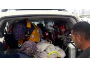 Ayağına kaynar su dökülen 2 yaşındaki çocuk kapalı köy yolunun açılmasıyla hastaneye kaldırıldı