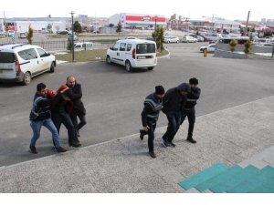 Karaman polisi, telefon dolandırıcısı 3 kişiyi kıskıvrak yakaladı