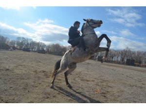 Erciyes’in eteklerinde cirit sporunu canlandırmak için çalışmalar başladı