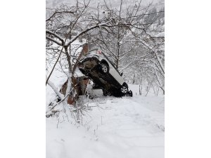 Kayganlaşan yolda kontrolden çıkan cip devrildi: 3 yaralı