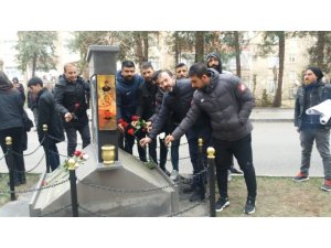 Diyarbakırspor’dan Ali Gaffar Okkan’a karanfilli anma