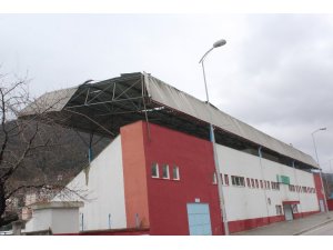 Kastamonu’da şiddetli fırtına stadyumun çatısını uçurdu