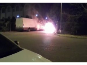 Park halindeki araç alev topuna döndü