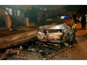 Önce motora, sonra park halindeki araca çarptı