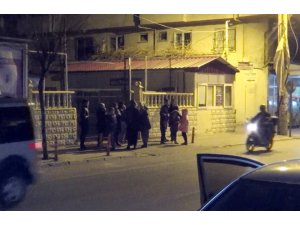 Depremi hisseden vatandaşlar kendilerini sokağa attı