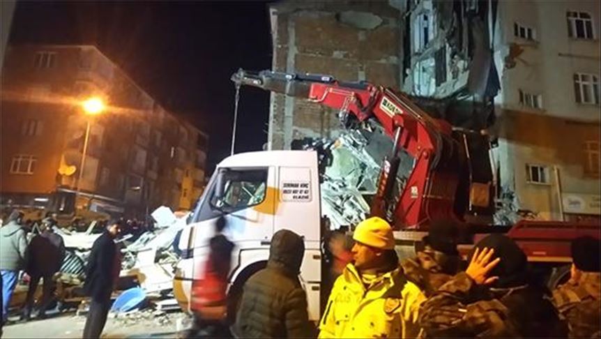 Maden'de yıkılan binadan 2 kişi sağ çıkarıldı