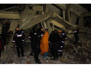 İç işleri Bakanı Süleyman Soylu; “Az önce geldiğimiz noktadan bir ses duyuldu 2 vatandaşımızı canlı çıkardılar”