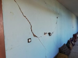 Deprem sonrası Çınar’da bazı evlerin duvarlarında çatlaklar oluştu