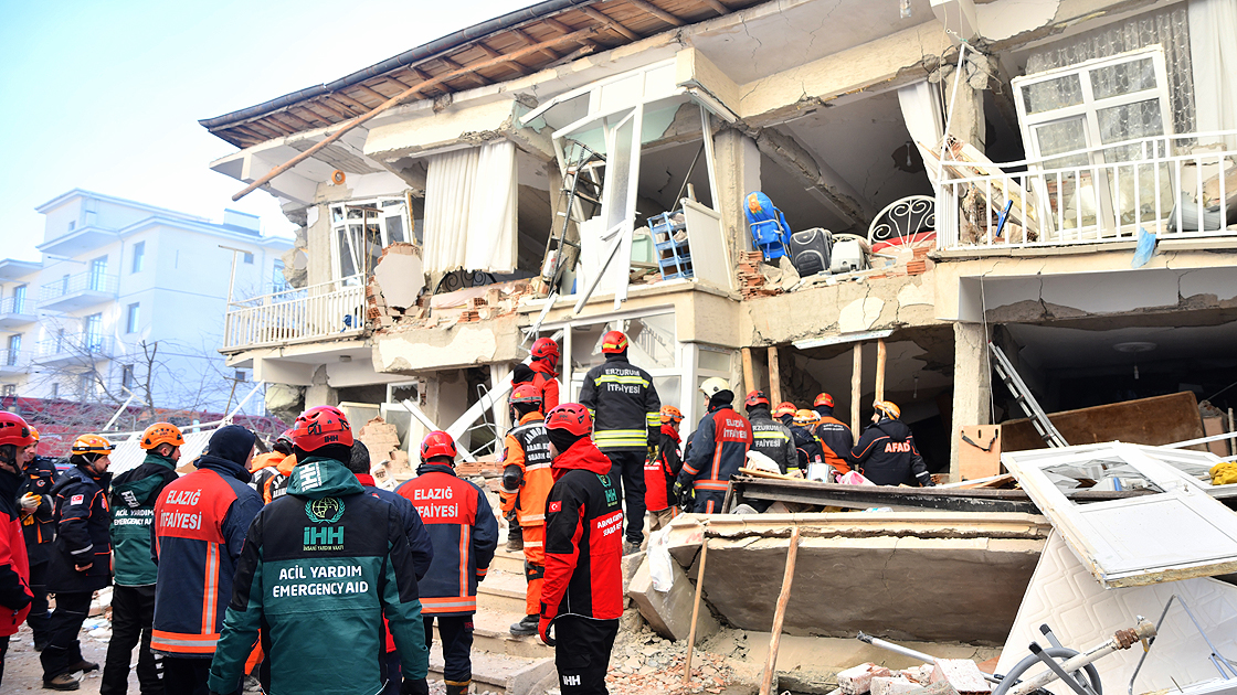 AFAD: Depremde ölü sayısı 21, yaralı sayısı 1030 oldu