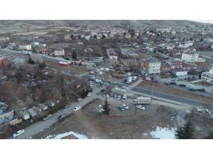 Mehmetçik Sivrice’de vatandaşların çadırını kurdu