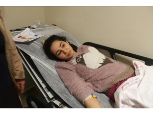 Deprem anında 2 kattan atlayan genç kız o anları anlattı