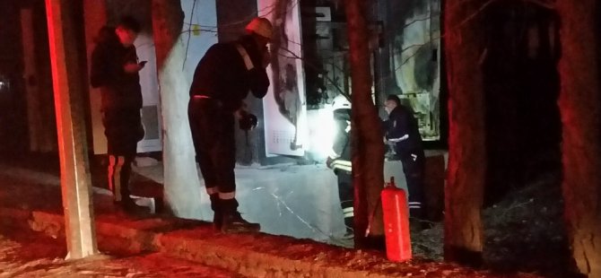 Patlayan trafo mahalleyi elektriksiz bıraktı