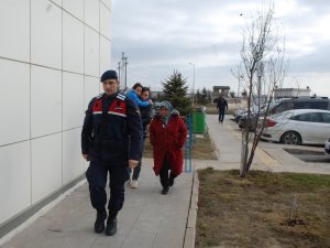 Minibüsün lastiği patlayınca 32 göçmeni bırakıp kaçtı