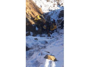 Sivas'ta taksi şarampole devrildi: 2 ölü, 1 yaralı