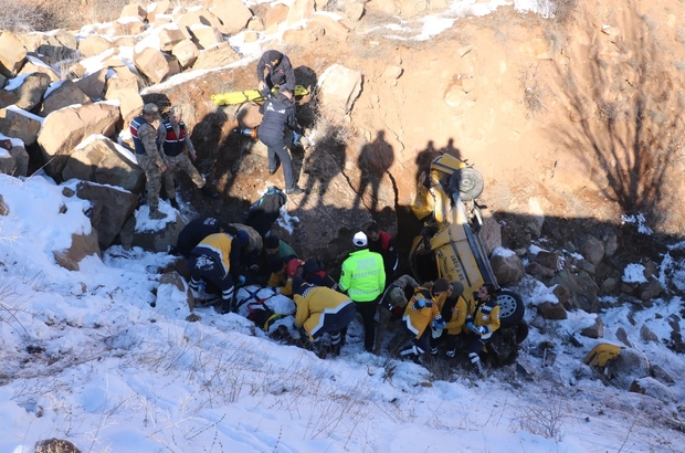 Ticari taksi şarampole uçtu: 2 ölü, 1 yaralı