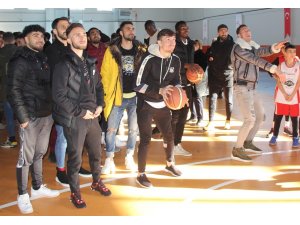 Sivassporlu futbolcular basketbol oynadı