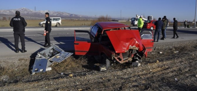 Otomobil elektrik panosuna çarptı: 6 yaralı