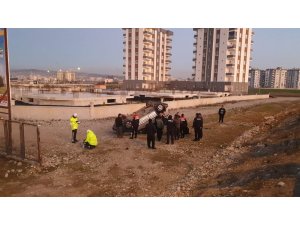Hafif ticari araç takla attı: 4 yaralı