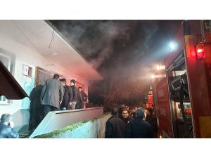 Tek katlı evde çıkan yangın itfaiye ekiplerince söndürüldü