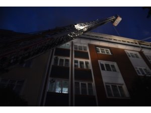 Gaziosmanpaşa’da 4 katlı bir apartmanın çatısı alev alev yandı
